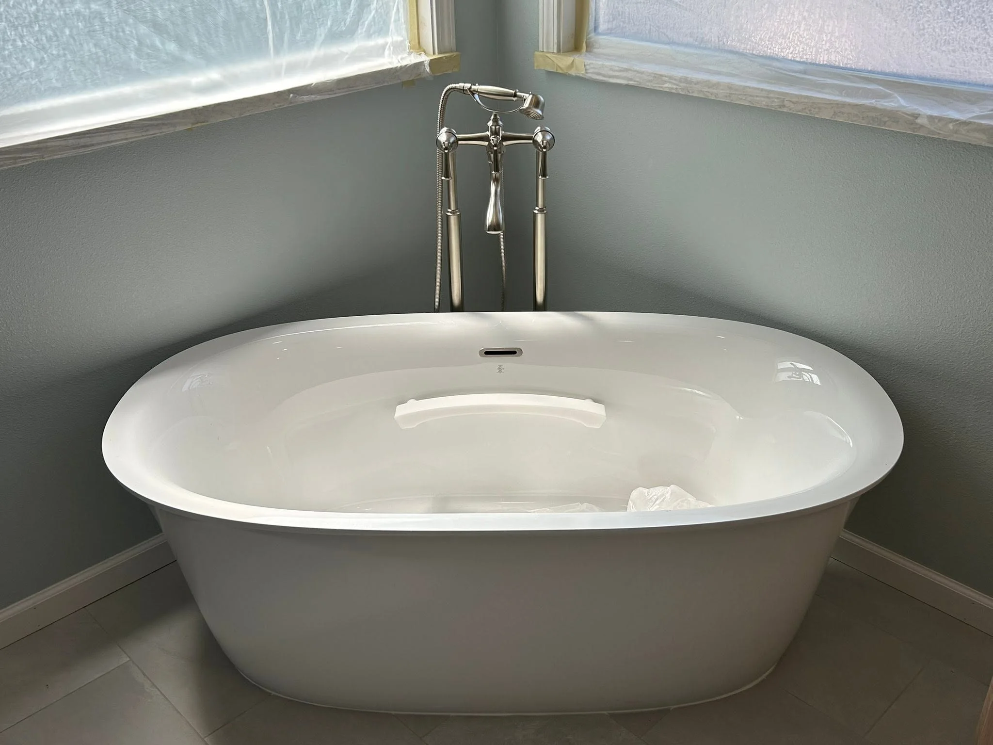 Freestanding bathtub with vintage-style floor faucet